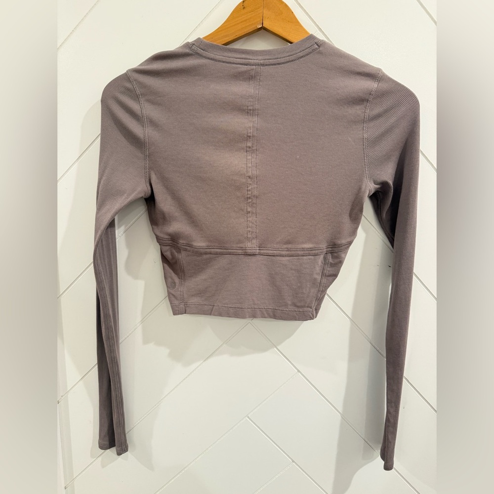 Pristine Lululemon Better Best Long Sleeve Crop Tee Shirt in Lunar Rock Size 6 - Picture 6 of 9